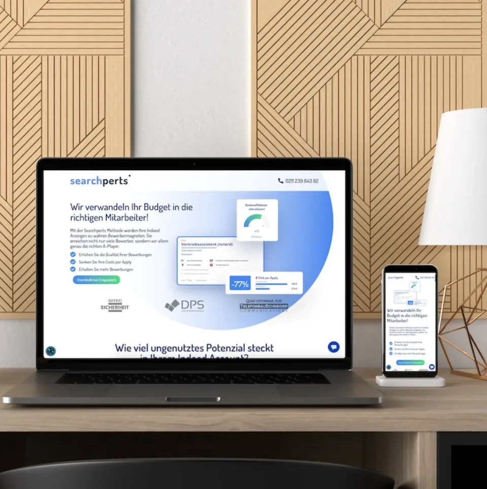 Landingpage von Searchperts auf einem Laptop und einem Smartphone
