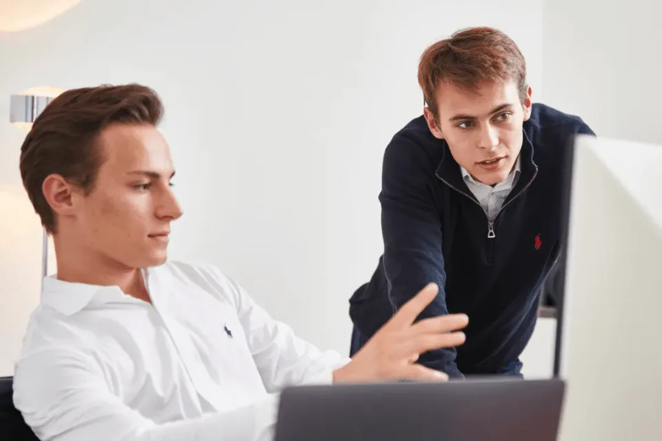 Elia Faber und Emil Wessolowski arbeiten gemeinsam am Bildschirm