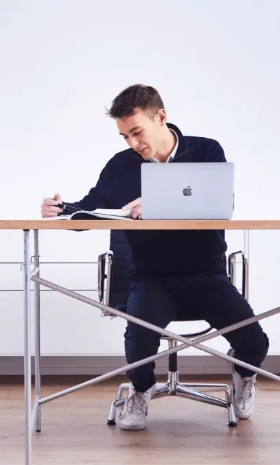 Emil Wessolowski am Schreibtisch im THEFABERS-Büro