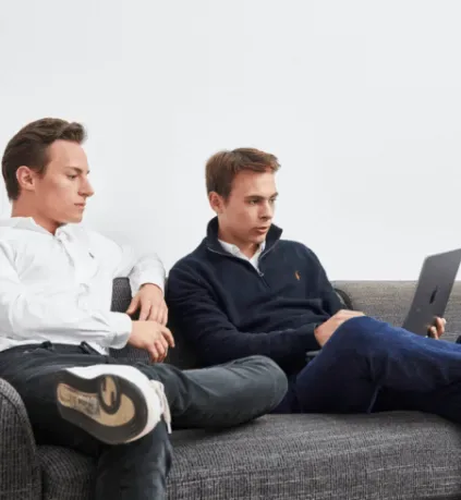 Elia Faber und Emil Wessolowski im Gespräch auf dem Sofa