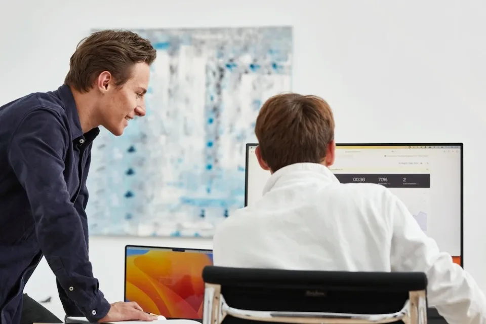Das Landingpage-Team von THEFABERS bei der Arbeit am Bildschirm