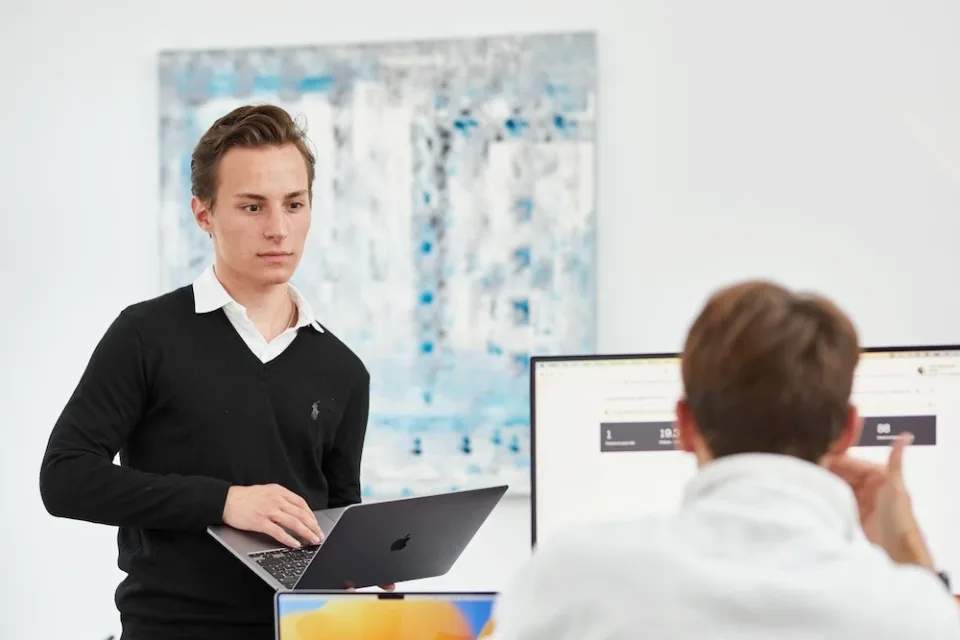 Elia Faber, Landingpage-Experte bei THEFABERS, am Laptop