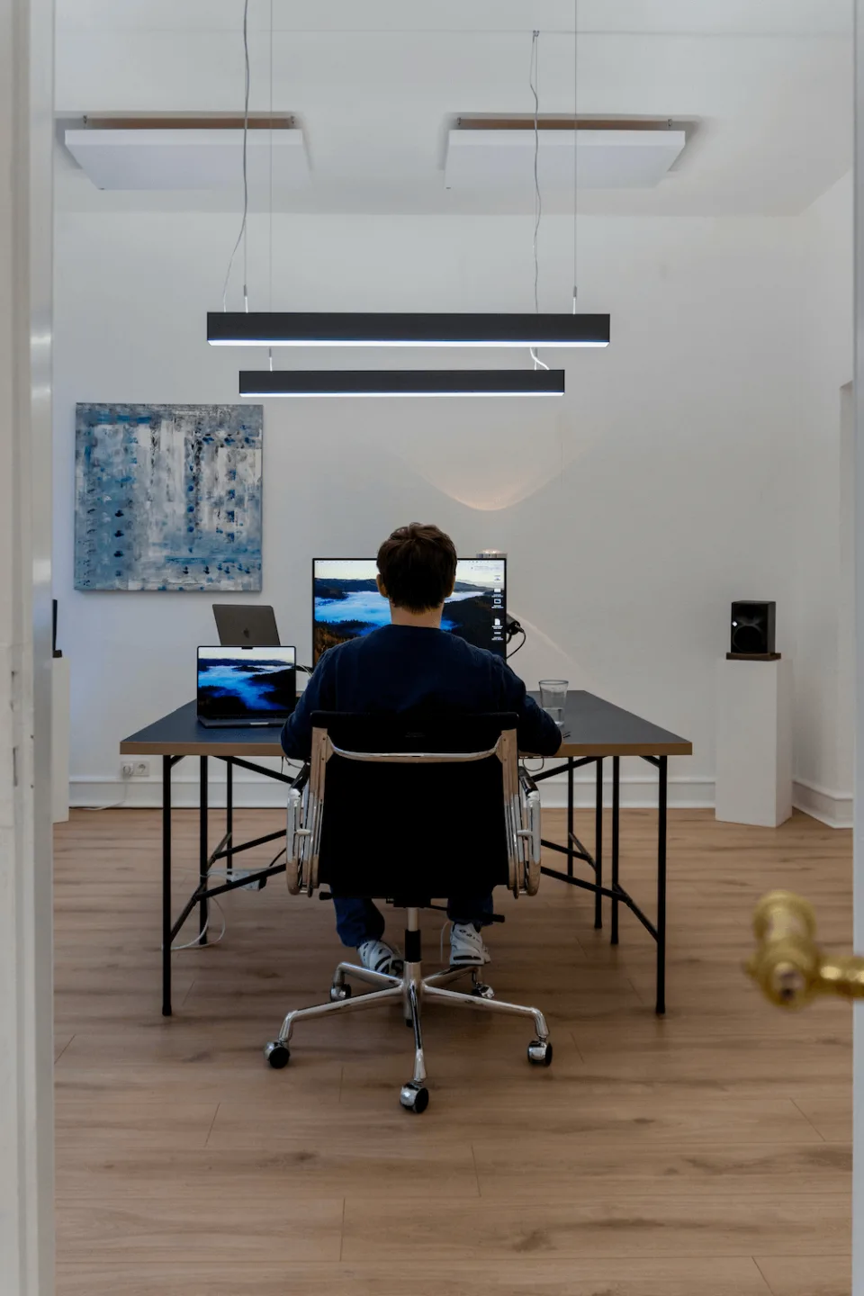 Arbeitsplatz mit großem Bildschirm in einem hellen Büro
